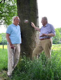 Mede-oprichters van het “Nivonpad door Drenthe” Henk Bosch (links) en Lau van Schaik (rechts), op het voormalig pad, bij Rolde (2014). Initiatiefnemer van het pad was Ton Langebeek (1926-2000), die in 1973 met het idee voor het pad kwam.